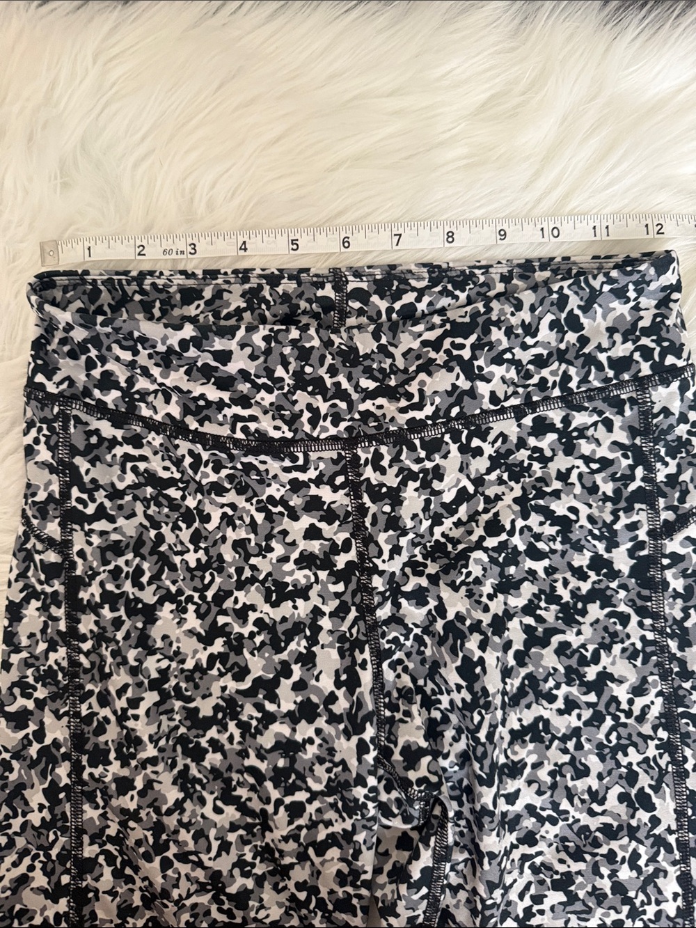 Under Armour Women’s Black & Gray Printed Capri Leggings Size Small - Picture 4 of 8